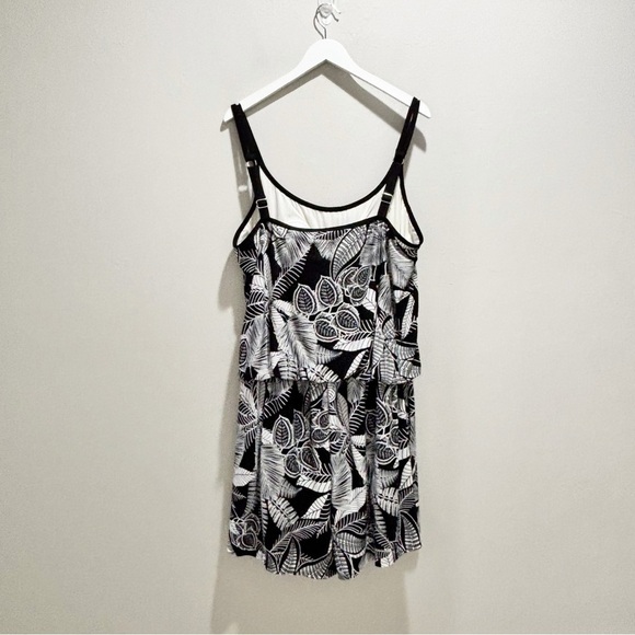 MAXINE OF HOLLYWOOD Women’s Black White Botanical Print Modest Swimsuit Size 22W - Picture 2 of 10